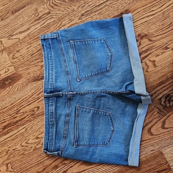 Universal Thread Button fly Jean Shorts - Picture 3 of 4